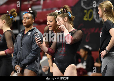 Philadelphia, Pennsylvania, USA. 28 gen, 2018. Tempio di gufi ginnasti in pausa per un selfie durante i gufi prima casa ginnastica soddisfare di 2018 tenutasi a Philadelphia, PA. Tempio avrebbe vinto la competizione a squadre battendo Cornell, a sud-est del Missouri e Ithaca College. Credito: Ken Inness/ZUMA filo/Alamy Live News Foto Stock