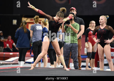 Philadelphia, Pennsylvania, USA. 28 gen, 2018. Tempio di gufi JORDYN ginnasta OSTER compete sul piano esercizio durante le civette prima casa ginnastica soddisfare di 2018 tenutasi a Philadelphia, PA. Tempio avrebbe vinto la competizione a squadre battendo Cornell, a sud-est del Missouri e Ithaca College. Credito: Ken Inness/ZUMA filo/Alamy Live News Foto Stock