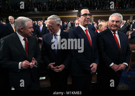 30 gennaio 2018 - Washington, Distretto di Columbia, Stati Uniti d'America - Washington DC - 30 gennaio: (L-R) U.S. Il procuratore generale Jeff sessioni, U.S. Il Segretario della Difesa gen. Jim Mattis, Segretario del Tesoro Steven Mnuchin, E DEGLI STATI UNITI Il segretario di Stato Rex Tillerson durante il discorso sullo stato dell'Unione nella camera degli Stati Uniti La camera dei rappresentanti il 30 gennaio 2018 a Washington, DC. Questo è il primo membro dell' Unione europea indirizzo dato da U.S. Presidente Donald Trump e la sua seconda joint-indirizzo di sessione al Congresso. Credito: vittoria McNamee/Piscina via CNP (credito Immagine: © Win Mcnam Foto Stock