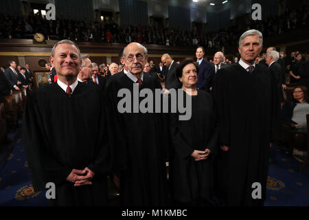 30 gennaio 2018 - Washington, Distretto di Columbia, Stati Uniti d'America - Washington DC - 30 gennaio: (L-R) U.S. La Corte Suprema di Giustizia capo John G. Roberts, U.S. La Corte Suprema di Giustizia associare Stephen G. Breyer, U.S. La Corte Suprema di Giustizia associare Elena Kagan, U.S. La Corte Suprema di Giustizia associare Neil M. Gorsuch durante il discorso sullo stato dell'Unione nella camera degli Stati Uniti La camera dei rappresentanti il 30 gennaio 2018 a Washington, DC. Questo è il primo membro dell' Unione europea indirizzo dato da U.S. Presidente Donald Trump e la sua seconda joint-indirizzo di sessione al Congresso.Credit: Win McNa Foto Stock