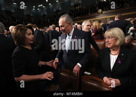 30 gennaio 2018 - Washington, Distretto di Columbia, Stati Uniti d'America - Washington DC - 30 gennaio: (L-R) U.S. La Corte Suprema di Giustizia capo John G. Roberts, U.S. La Corte Suprema di Giustizia associare Stephen G. Breyer, U.S. La Corte Suprema di Giustizia associare Elena Kagan, U.S. La Corte Suprema di Giustizia associare Neil M. Gorsuch durante il discorso sullo stato dell'Unione nella camera degli Stati Uniti La camera dei rappresentanti il 30 gennaio 2018 a Washington, DC. Questo è il primo membro dell' Unione europea indirizzo dato da U.S. Presidente Donald Trump e la sua seconda joint-indirizzo di sessione al Congresso. Credito: Win Mc Foto Stock