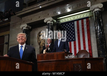 30 gennaio 2018 - Washington, Distretto di Columbia, Stati Uniti d'America - Presidente Trump (L) sta al podio come Stati Uniti Vice Presidente Mike pence (C) e l'altoparlante della casa U.S. Sost. Paolo Ryan (R-WI) (R) cercare su durante il discorso sullo stato dell'Unione nella camera degli Stati Uniti La camera dei rappresentanti il 30 gennaio 2018 a Washington, DC. Questo è il primo membro dell' Unione europea indirizzo dato da U.S. Presidente Donald Trump e la sua seconda joint-indirizzo di sessione al Congresso. Credito: vittoria McNamee/Piscina via CNP (credito Immagine: © Vittoria Mcnamee/CNP via Foto Stock