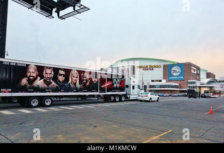 Philadelphia, PA, Stati Uniti d'America. 30 gen, 2018. WWE camion parcheggiato a Wells Fargo Center per quattro notti di mostra in Philadelphia, Pa su gennaio 30, 2018 Credit: Star Shooter/media/punzone Alamy Live News Foto Stock