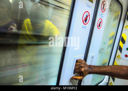 Kuala Lumpur, Malesia. 31 gennaio, 2018. Un devoto indù è visto in treno dopo la sua pilmage di Batu tempio nella grotta durante il festival di Thaipusam a Kuala Lumpur il 31 gennaio 2018. Indù malese per partecipare all'annuale indù festa di ringraziamento in cui i devoti si assoggettano a dolorose rituali in una dimostrazione di fede e di penitenza in onore del Signore Murugan indù in Malesia ha celebrato Thaipusam iniziare il Jan 28 fino a 31 di quest'anno. Credito: Samsul detto/AFLO/Alamy Live News Foto Stock