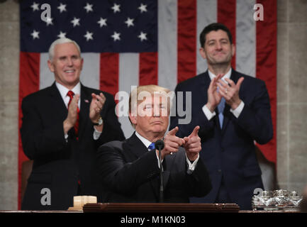 Washington, Distretto di Columbia, Stati Uniti d'America. 30 gen, 2018. Stati Uniti Presidente Donald Trump onde durante il discorso sullo stato dell'Unione come Stati Uniti Vice Presidente Mike pence (L) e l'altoparlante della casa U.S. Sost. Paolo Ryan (R-WI) (R) cercare su nella camera degli Stati Uniti Casa dei Rappresentanti. Credito: Vittoria Mcnamee/CNP/ZUMA filo/Alamy Live News Foto Stock