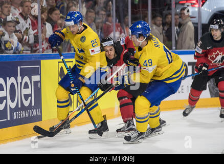 Koeln, Deutschland. 21 Maggio, 2017. Da sinistra a destra BRODIN Jonas (SWE), Konecny Travis (CAN), Victor Rask (SWE), Aktion, duelli, Finale, Kanada (CAN) - Schweden (SWE) 2: 1 n.P., am 21.05.2017 in Koeln. IIHF Eishockey-Weltmeisterschaft 2017 in Koeln/ Germania - Parigi/ Frankreich vom 05.05. - 21.05.2017 |utilizzo del credito in tutto il mondo: dpa/Alamy Live News Foto Stock