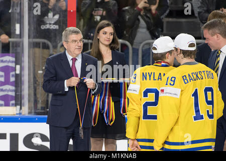 Koeln, Deutschland. 21 Maggio, 2017. Siegerehrung, Thomas BACH (Presidente) IOC uebergives die Medaillen, Finale, Kanada (CAN) - Schweden (SWE) 2: 1 n.P., am 21.05.2017 in Koeln. IIHF Eishockey-Weltmeisterschaft 2017 in Koeln/ Germania - Parigi/ Frankreich vom 05.05. - 21.05.2017 |utilizzo del credito in tutto il mondo: dpa/Alamy Live News Foto Stock