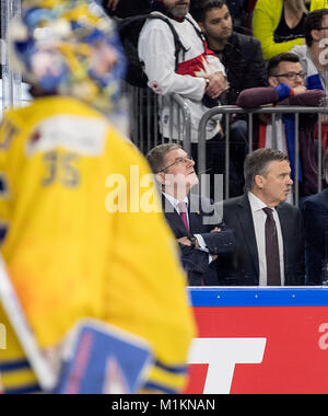 Koeln, Deutschland. 21 Maggio, 2017. Thomas BACH (Presidente cio) und René Fasel r. IIHF (Presidente) sehen sich das Spiel un, im Vordergrund goalwart Henrik Lundqvist (SWE), Finale, Kanada (CAN) - Schweden (SWE) 2: 1 n.P., am 21.05.2017 in Koeln. IIHF Eishockey-Weltmeisterschaft 2017 in Koeln/ Germania - Parigi/ Frankreich vom 05.05. - 21.05.2017 |utilizzo del credito in tutto il mondo: dpa/Alamy Live News Foto Stock