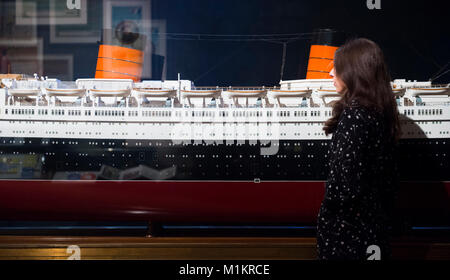 V&A, Londra, Regno Unito. Il 31 gennaio 2018. Dietro le quinte di V&A è di nuovo grande mostra navi oceaniche: velocità e stile, come tocchi di rifinitura sono messi a posto. Modello della regina Elisabetta liner, lanciato 1938 a Glasgow. Credito: Malcolm Park/Alamy Live News. Foto Stock