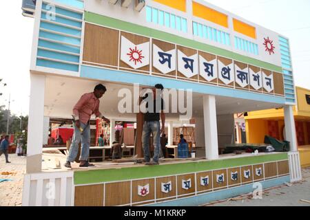 Dacca in Bangladesh. 31 gennaio, 2018. Il 31 gennaio 2018 Dacca in Bangladesh- lavoratori preparare una bancarella presso il National Book Fair locali al Bangla Academy a Dhaka, nel Bangladesh. Secondo l'accademia competente conferenza stampa circa 455 editori impostare il loro libro si spegne al mese lungo Ekushey Book Fair, che comincerà il 01 febbraio, 2018 Il Primo Ministro Sheikh Hasina è atteso a inaugurare la fiera di domani pomeriggio con una cerimonia presieduta dal prof emerito Anisuzzaman. © Monirul Alam Credito: Monirul Alam/ZUMA filo/Alamy Live News Foto Stock