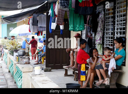 (180131) -- ALBAY, Gennaio 31, 2018 (Xinhua) -- Ellen Padova confinanti sono visti presso il centro di evacuazione in città Guinobatan in Albay, Filippine centrali, Gennaio 31, 2018. Ellen Padova fu tra le migliaia di persone sfollate dall'eruzione del paese il vulcano più attivo Mt. Mayon. Ella ha evacuato insieme con il marito Gabby e otto bambini, dal villaggio di Maninila, appena circa quattro chilometri di distanza dal cratere di Mt. Mayon. Attualmente la famiglia ha soggiornato per quasi tre settimane ora in una scuola elementare nella città Guinobatan lungo con 19 altre famiglie dal loro villaggio. (Xinhu Foto Stock