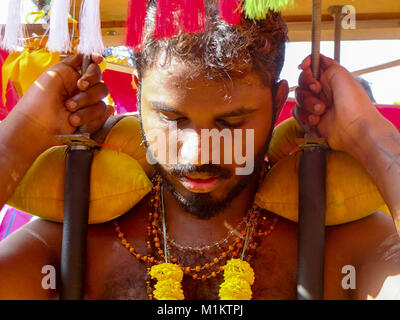 Kuala Lumpur, Malesia. Il 1° febbraio 2018. Uno dei devoti è visto tenendo la sua kavadi come un rituale di Kavadi Attam su Thaipusam.Thaipusam è un santo festival celebra dalla comunità Tamil per commemorare l'occasione quando Parvati Murugan diede un ''˜vel' o lancia per sconfiggere il diavolo demone, Soorapadman. Il festival è celebrato in una notte di luna piena del mese Tamil di '' 'Thai' che generalmente si svolgono in gennaio o febbraio. ''˜Kavadi attam' o noto come onere di danza è il cerimoniale di sacrificio e offerta eseguita da devoti durante il culto di Murugan. (Immagine di credito: credito: ZUMA Foto Stock