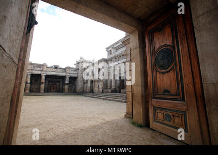 Il set 'Il Tempio di Gerusalemme", nato per il film il giovane Messia (2015), e progettato da Francesco Frigeri, gia' scenografo ne "La passione di Cristo" di Mel Gibson il set " Tempio di Gerusalemme", costruito per il film il giovane Messia (2015) e progettata da Francesco Frigeri, scenografo del film "La Passione" di Mel Gibson Roma 31/01/2018. Visita ai set degli studios cinematografici di Cinecitta'. Roma, 31 gennaio 2018. Visita sul set di Cinecitta' Studios. Foto di Samantha Zucchi Insidefoto Foto Stock