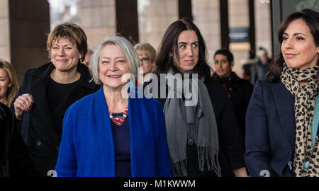 Londra, Regno Unito. Il 31 gennaio 2018. BBC femmina i presentatori e lo staff di arrivare al comitato di selezione audizione su BBC pagare. Foto di centro è Kate Adie veterano corrispondente della BBC. Credit Ian Davidson/Alamy Live News Foto Stock