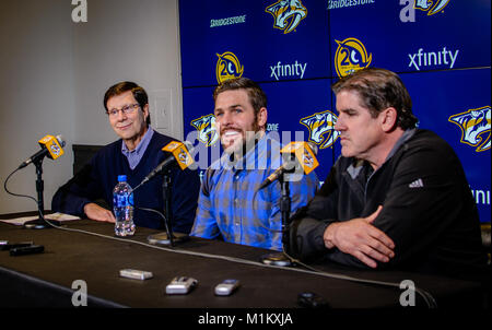 Nashville, Tennessee, Stati Uniti d'America. Mike Fisher (centro), marito della cantante Carrie Underwood e ex capitano di Nashville Predators della National Hockey League, annuncia che sta venendo fuori di pensionamento e ritornerà al team. Fisher è unita da predatori general manager David Poile (sinistra) e head coach Peter Laviolette (a destra). Credito: Jim diamante/Alamy Live News Foto Stock