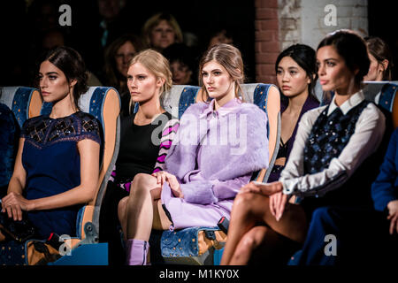 Barcellona, Spagna. 31 gennaio, 2018. Un modello di passeggiate la pista al Wom&Ora fashion show presentando il nuovo 'città' effetto raccolta durante 080 Barcelona Fashion Week Credito: Matthias Oesterle/Alamy Live News Foto Stock