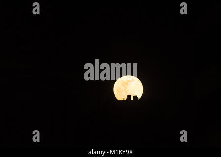 Madrid, Spagna. Jan 31st, 2018. Super BLUE MOON RISING su un tetto a Madrid, Spagna. Credito: Marcos del Mazo/Alamy Live News Foto Stock