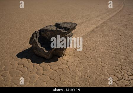 Death Valley, California, Stati Uniti d'America. Xii Mar, 2016. La "pista" playa nella Valle della Morte. La pista è una playa, un dry lakebed, meglio conosciuta per le sue strane rocce in movimento. Sebbene nessuno lo abbia effettivamente visto le rocce si muovono, il meandro lungo le vie a sinistra dietro nel fango la superficie della playa attestano la loro attività. Il parco contiene un variegato ambiente desertico di sale-appartamenti, dune di sabbia, badlands, valli, canyon e montagne. In questo sotto il livello del mare il bacino, persistente siccità e registrare il calore d'estate fanno Death Valley una terra di estremi. È il più grande parco nazionale in basso 48 membri e h Foto Stock