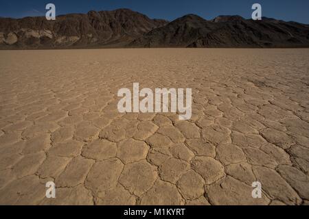 Death Valley, California, Stati Uniti d'America. Xii Mar, 2016. La "pista" playa nella Valle della Morte. La pista è una playa, un dry lakebed, meglio conosciuta per le sue strane rocce in movimento. Sebbene nessuno lo abbia effettivamente visto le rocce si muovono, il meandro lungo le vie a sinistra dietro nel fango la superficie della playa attestano la loro attività. Il parco contiene un variegato ambiente desertico di sale-appartamenti, dune di sabbia, badlands, valli, canyon e montagne. In questo sotto il livello del mare il bacino, persistente siccità e registrare il calore d'estate fanno Death Valley una terra di estremi. È il più grande parco nazionale in basso 48 membri e h Foto Stock