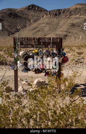 Death Valley, California, Stati Uniti d'America. Xii Mar, 2016. Bollitore per il tè incrocio vicino alla "Pista" playa nella Valle della Morte. La pista è una playa, un dry lakebed, meglio conosciuta per le sue strane rocce in movimento. Sebbene nessuno lo abbia effettivamente visto le rocce si muovono, il meandro lungo le vie a sinistra dietro nel fango la superficie della playa attestano la loro attività. Il parco contiene un variegato ambiente desertico di sale-appartamenti, dune di sabbia, badlands, valli, canyon e montagne. In questo sotto il livello del mare il bacino, persistente siccità e registrare il calore d'estate fanno Death Valley una terra di estremi. È il più grande parco nazionale in Foto Stock