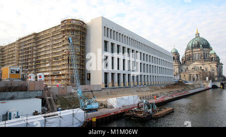 Berlino, Germania. 15 gennaio, 2018. La facciata del palazzo di Berlino, il Humboldt Forum, sorge accanto alla Cattedrale di Berlino, Germania, 15 gennaio 2018. Il lato dell'edificio che è ancora in costruzione è coperto con un ponteggio. Credito: Wolfgang Kumm/dpa/Alamy Live News Foto Stock