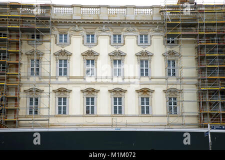 Berlino, Germania. 15 gennaio, 2018. Storicamente il progettato facciata del palazzo di Berlino, il Humboldt Forum, è parzialmente coperta da impalcature in Berlino, Germania, 15 gennaio 2018. Credito: Wolfgang Kumm/dpa/Alamy Live News Foto Stock