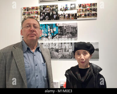 Tokyo, Giappone. 04 gen 2018. Il fotografo tedesco Guenter Zorn e il fondatore della comunità di fotografi Tokyo GA, Naoko Ohta ha, stand nella mostra fotografica "hibuya - Tokyo Curiosità' a Tokyo in Giappone, 04 gennaio 2018. Come uno dei soli due tedeschi e il solo fotografo tedesco che vive in Giappone, Zorn era stato concesso l'onore di essere incluso nella community di fotografia "Tokyo GA' che consiste principalmente di persone giapponesi. Credito: Lars Nicolaysen/dpa/Alamy Live News Foto Stock