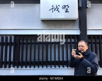 Tokyo, Giappone. 04 gen 2018. Il fotografo tedesco Guenter Zorn mantiene la sua macchina fotografica in mano a Tokyo in Giappone, 04 gennaio 2018. Come uno dei soli due tedeschi e il solo fotografo tedesco che vive in Giappone, Zorn era stato concesso l'onore di essere incluso nella community di fotografia "Tokyo GA' che consiste principalmente di persone giapponesi. Credito: Lars Nicolaysen/dpa/Alamy Live News Foto Stock