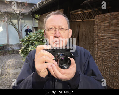 Tokyo, Giappone. 04 gen 2018. Il fotografo tedesco Guenter Zorn mantiene la sua macchina fotografica in mano a Tokyo in Giappone, 04 gennaio 2018. Come uno dei soli due tedeschi e il solo fotografo tedesco che vive in Giappone, Zorn era stato concesso l'onore di essere incluso nella community di fotografia "Tokyo GA' che consiste principalmente di persone giapponesi. Credito: Lars Nicolaysen/dpa/Alamy Live News Foto Stock