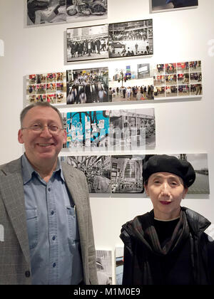 Tokyo, Giappone. 04 gen 2018. Il fotografo tedesco Guenter Zorn e il fondatore della comunità di fotografi Tokyo GA, Naoko Ohta ha, stand nella mostra fotografica "hibuya - Tokyo Curiosità' a Tokyo in Giappone, 04 gennaio 2018. Come uno dei soli due tedeschi e il solo fotografo tedesco che vive in Giappone, Zorn era stato concesso l'onore di essere incluso nella community di fotografia "Tokyo GA' che consiste principalmente di persone giapponesi. Credito: Lars Nicolaysen/dpa/Alamy Live News Foto Stock