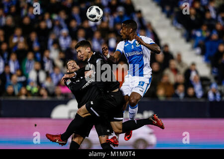 Claudio Beauvue Leganes (FC) combatte per la testata con sempre Banega (Sevilla FC), il Copa del Rey match tra Leganes FC vs Sevilla FC presso il Municipal de Butarque stadium in Madrid, Spagna, 31 gennaio 2018. Credito: Gtres Información más Comuniación on line, S.L./Alamy Live News Foto Stock