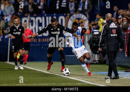 Gabriel Mercado (Sevilla FC) combatte per il controllo di palla con Claudio Beauvue Leganes (FC), la Copa del Rey match tra Leganes FC vs Sevilla FC presso il Municipal de Butarque stadium in Madrid, Spagna, 31 gennaio 2018. Credito: Gtres Información más Comuniación on line, S.L./Alamy Live News Foto Stock