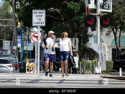 Florida, Stati Uniti d'America. 31 gennaio, 2018. Pedoni attraversare i binari della ferrovia su Atlantic Avenue in Delray Beach Mercoledì, 31 gennaio 2018. Credito: Bruce R. Bennett/Palm Beach post/ZUMA filo/Alamy Live News Foto Stock