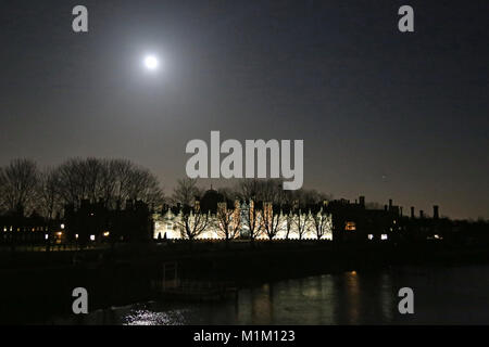 Super blu moon over Hampton Court Palace e Hampton Court, Londra, Inghilterra, Regno Unito, Europa. Il 31 gennaio 2018. Credito: Ian bottiglia/Alamy Live News Foto Stock