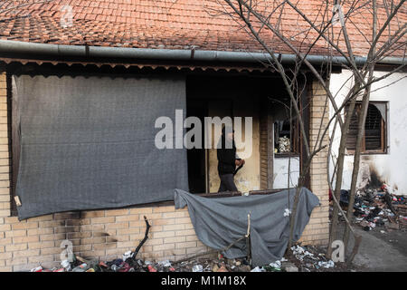 Kelebija, Serbia. 25 gennaio, 2018. A piedi in un'azienda abbandonata albergo vicino alla frontiera ungherese di un migrante pakistano le chiamate ad altri che aveva preparato il tè. Ungheria e Croazia sono stati a rafforzare i controlli di frontiera negli ultimi anni che ha portato in molti rifugiati e migranti inceppato in Serbia. Credito: Edward Crawford/SOPA/ZUMA filo/Alamy Live News Foto Stock