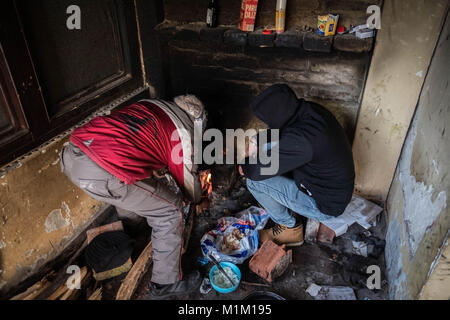 Kelebija, Serbia. 25 gennaio, 2018. I migranti del Nepal e del Pakistan stoke un incendio in un edificio abbandonato nei pressi del confine ungherese. Ungheria e Croazia sono stati a rafforzare i controlli di frontiera negli ultimi anni che ha portato in molti rifugiati e migranti inceppato in Serbia. Credito: Edward Crawford/SOPA/ZUMA filo/Alamy Live News Foto Stock