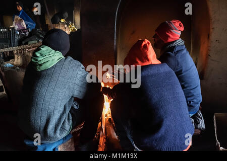 Kelebija, Serbia. 25 gennaio, 2018. In un'azienda abbandonata albergo vicino alla frontiera ungherese i migranti dal Pakistan preparare il pane per il loro pasto serale.Ungheria e Croazia sono stati a rafforzare i controlli di frontiera negli ultimi anni che ha portato in molti rifugiati e migranti inceppato in Serbia. Credito: Edward Crawford/SOPA/ZUMA filo/Alamy Live News Foto Stock