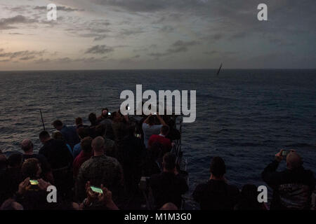 Oceano Pacifico (GEN. 26, 2017) marinai, Marines e i loro familiari e amici guardare un MK-214 seduzione pula lanciare da uno dei ponti esposti a bordo dell'assalto anfibio nave USS America (LHA 6) durante una crociera di Tiger. America, parte dell'America anfibio gruppo pronto, con avviato xv Marine Expeditionary Unit, è di ritorno da 7 mesi di distribuzione per gli Stati Uniti 3a, 5 e 7 settori della flotta delle operazioni. (U.S. Navy Foto Stock