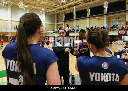 Brian Mentel, Yokota donna gamma pallavolo pullman, colloqui per i giocatori durante un timeout come essi svolgono il piccolo leone team durante un torneo di pallavolo al Tachikawa complesso sportivo, Tachikawa, Giappone, Gennaio 28, 2018. Entrambi Yokota la gamma pallavolo squadre giocare in vari tornei on e off base contro locale team giapponese che aiuta a rafforzare i legami con i membri delle comunità locali e delle zone circostanti. (U.S. Air Force Foto Stock