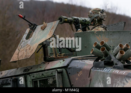 Spc. Jacob Peters, un poliziotto militare con 287a Polizia Militare Company, 97th Polizia Militare battaglione, 89La Polizia Militare brigata, Fort Riley, Kansas prepara un A-4 anti-armor arma per uso in arrivo contro la forza di contrasto (OPFOR) veicoli cingolati durante Allied spirito VIII a Hohenfels Area Formazione, Germania 29 gennaio, 2018. Circa 4.100 truppe provenienti da dieci paesi che partecipano a Allied spirito VIII, una multinazionale di esercizio progettata per il test dei partecipanti per la prontezza e la capacità. (U.S. Esercito Foto Stock