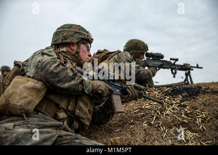 Stati Uniti Lancia Marine Cpl. David L. Alexander, sinistra, una macchina gunner con il Battaglione Team di atterraggio, 2° Battaglione, 6° Reggimento Marini, 26 Marine Expeditionary Unit (MEU), osserva come la mitragliatrice fuoco è diretta a bersagli simulato durante un live-fire plotone attacco di Camp Lejeune, N.C., Gennaio 17, 2018. La formazione è stata organizzata per migliorare lo sviluppo della leadership, il fuoco e la manovrabilità delle competenze e abilità di tiro per una prossima distribuzione. (U.S. Marine Corps photo by Lance Cpl. Tojyea G. Matally) Foto Stock