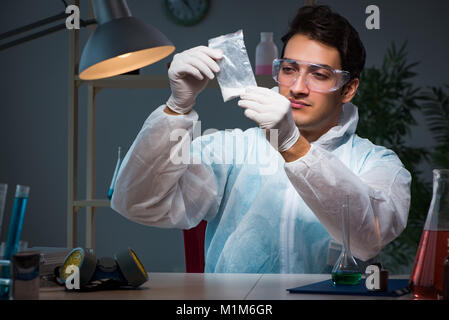 Il farmaco antivirale ricercatore che lavora in laboratorio Foto Stock