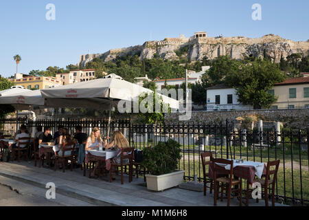 Ristorante esterno su Epaminonda nella zona di Monastiraki con l'acropoli dietro, Atene, Grecia, Europa Foto Stock