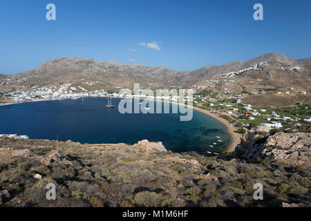 Vista sulla baia di Livadi, Serifos, Cicladi, il Mare Egeo e le isole greche; Grecia; l'Europa Foto Stock