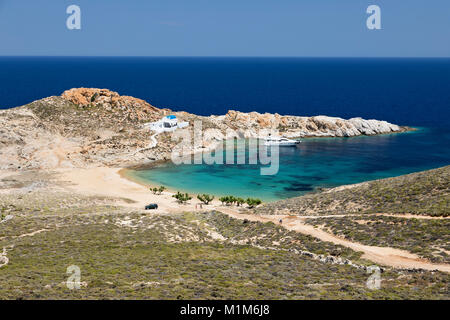 Aghios Sostis Beach imbiancati e chiesa greca sull isola della costa orientale, Serifos, Cicladi, il Mare Egeo e le isole greche, Grecia, Europa Foto Stock