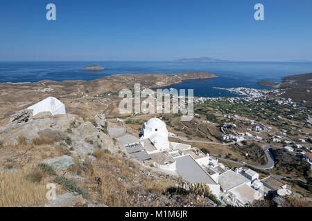 Vista sulla baia di Livadi e Greco bianco chiese ortodosse dalla parte superiore del Pano Chora, Serifos, Cicladi, il Mare Egeo e le isole greche, Grecia, Europa Foto Stock