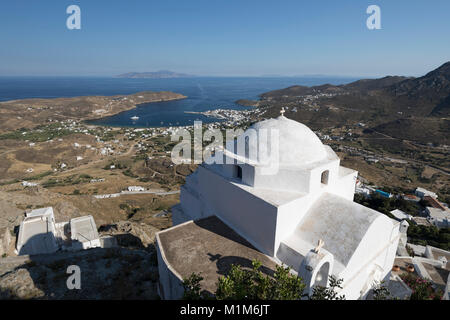 Vista sulla baia di Livadi e bianco chiesa greco ortodossa dalla parte superiore del Pano Chora, Serifos, Cicladi, il Mare Egeo e le isole greche, Grecia, Europa Foto Stock