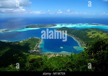 Vista dalla cima del Bora Bora della laguna e le altre isole. Foto Stock