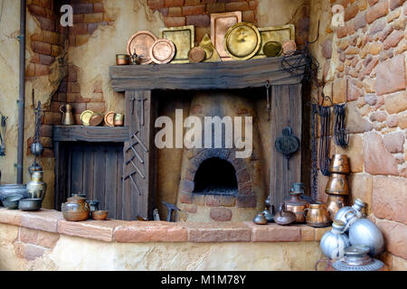 Pentole di rame in una vecchia cucina in Sardegna Foto stock - Alamy