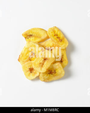 Cumulo di essiccato sottili fette di banana su sfondo bianco Foto Stock